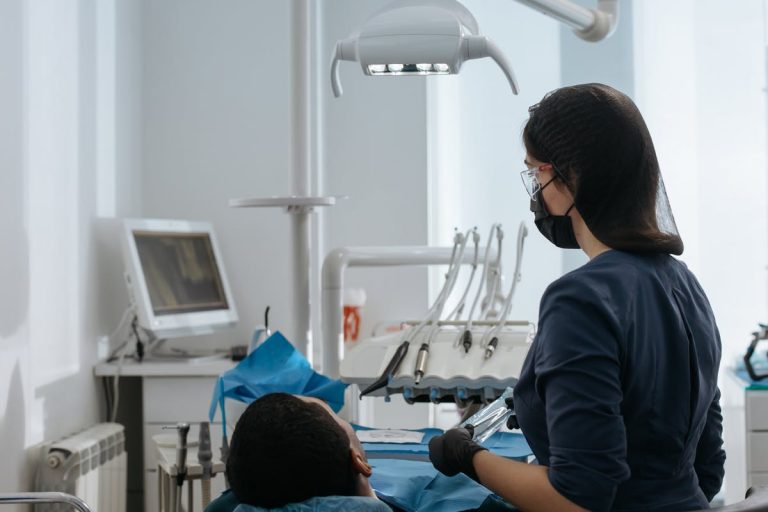 What to Expect During an Emergency Dental Implant Procedure?